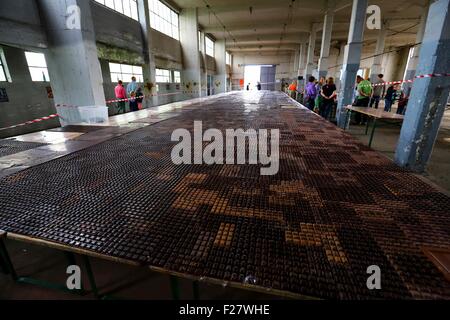 Brüssel. 13. Sep, 2015. Ein Foto, aufgenommen am 13. September 2015 zeigt eine riesige Schokolade in einer Schokoladenfabrik in Tongeren, Belgien. Die Fabrik produzierte Schokolade, 21 Meter lang, 5 Meter in der Breite und 1000 kg Gewicht und legte es auf Anzeige am Sonntag, im Rahmen des belgischen Heritage Days. © Gong Bing/Xinhua/Alamy Live-Nachrichten Stockfoto