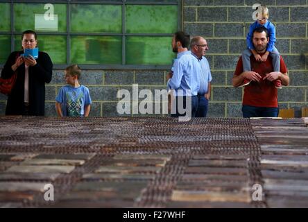 Brüssel, Belgien. 13. Sep, 2015. Besucher sehen eine riesige Schokolade in einer Schokoladenfabrik in Tongeren, Belgien, 13. September 2015. Die Fabrik produzierte Schokolade, 21 Meter lang, 5 Meter in der Breite und 1000 kg Gewicht und legte es auf Anzeige am Sonntag, im Rahmen des belgischen Heritage Days. © Gong Bing/Xinhua/Alamy Live-Nachrichten Stockfoto