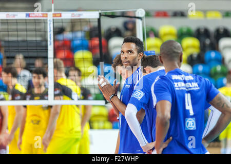 Kupfer-Box Arena, London, UK. 13. Sept. 2015. VfB Spieler warten auf eine Entscheidung des Schiedsrichters. VfB Friedrichshafen schlagen PGE Skra Bełchatów 3: 0 (25-21, 25-21, 25-20) Credit: Imageplotter/Alamy Live News Stockfoto