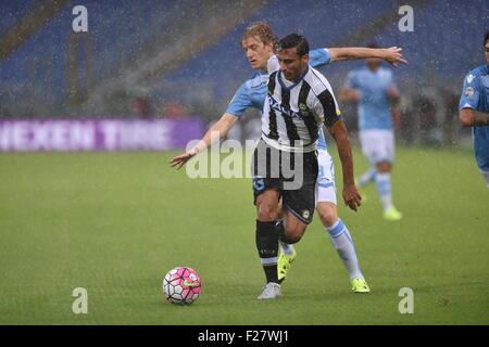 Rom, Italien. 13. Sep, 2015. Serie A Fußball. Lazio gegen Udinese. Dusan Basta und Ali Adnan kämpfen um den Ball Credit: Action Plus Sport/Alamy Live News Stockfoto