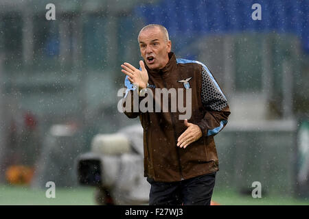 Rom, Italien. 13. Sep, 2015. Serie A Fußball. Lazio gegen Udinese. Lazios Manager Stefano Pioli gibt Anweisungen an seine Spieler von der Seitenlinie Credit: Action Plus Sport/Alamy Live News Stockfoto