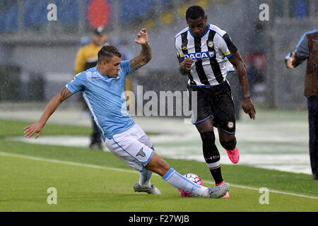 Rom, Italien. 13. Sep, 2015. Serie A Fußball. Lazio gegen Udinese. Mauricio Herausforderungen Duvan Zapata Credit: Action Plus Sport/Alamy Live News Stockfoto