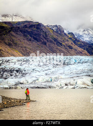 Wanderer auf die Ufer der Fjallsarlon Lagune am Gletscher Kopfbahnhof im Süden von Island Stockfoto