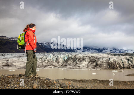 Wanderer auf die Ufer der Fjallsarlon Lagune am Gletscher Kopfbahnhof im Süden von Island Stockfoto