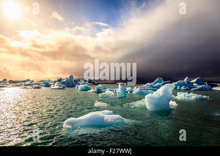 Eisberge schwimmen in Jökulsárlón Lagune von der südlichen Küste von Island Stockfoto