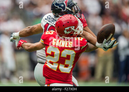 Houston, Texas, USA. 13. Sep, 2015. Kansas City Chiefs Cornerback PHILLIP GAINES (23) bricht ein Pass für Houston Texans Wide Receiver CECIL SHORTS (18) im 1. Quartal ein NFL-Spiel im Stadion NRG bestimmt. Bildnachweis: Trask Smith/ZUMA Draht/Alamy Live-Nachrichten Stockfoto