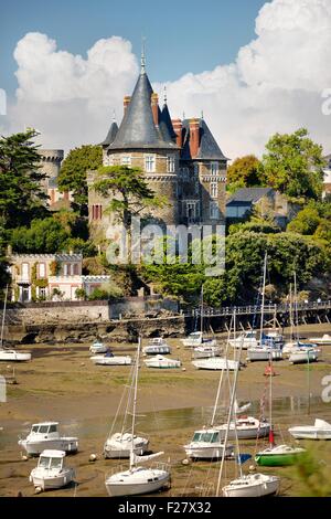 Chateau de Pornic restaurierten mittelalterlichen Burg einst Eigentum des Gilles de Rais. Hafen von Pornic, Bretagne, Frankreich. Blaubärten Schloss Stockfoto