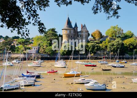 Chateau de Pornic restaurierten mittelalterlichen Burg einst Eigentum des Gilles de Rais. Hafen von Pornic, Bretagne, Frankreich. Blaubärten Schloss Stockfoto