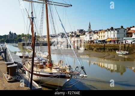 Hafen Port Stadt Pornic, Bretagne, Frankreich. Blick auf Innenstadt mit Chateau de Pornic wiederhergestellt mittelalterliche Burg auf linken Seite Stockfoto