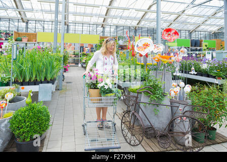 Reife Frau einkaufen im Gartencenter, Augsburg, Bayern, Deutschland Stockfoto