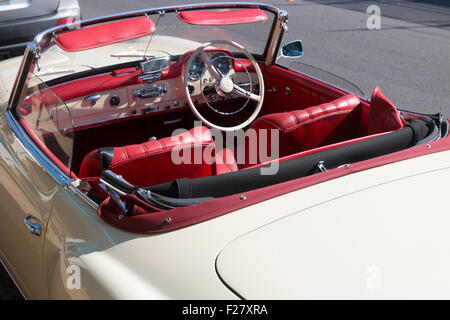 Modell 1962 Classic Vintage creme Mercedes 190SL Cabriolet mit rotem Lederinterieur, gesichtet in Sydney, Australien Stockfoto