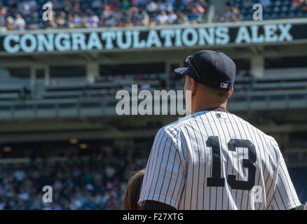 New York, NY, USA. 13. Sep, 2015. ALEX RODRIGUEZ ist für den 29. Mitglied der 3.000 hit Club vor NY Yankees vs. Toronto Blue Jays, Yankee Stadium, Sonntag, 13. September 2015, in New York geehrt. Bildnachweis: Bryan Smith/ZUMA Draht/Alamy Live-Nachrichten Stockfoto