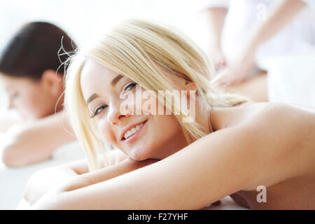 Close-up Portrait einer jungen schönen Frau im spa Stockfoto