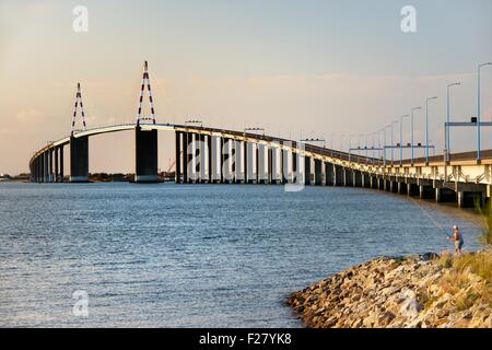 Die Saint-Nazaire Schrägseilbrücke, Le Pont Saint-Nazaire, überspannt die Fluss Loire-Mündung. Bretagne, Frankreich. Blick nach Norden Stockfoto