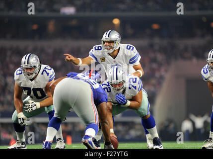 Sep 13, 2015: Dallas Cowboys-quarterback Tony Romo #9 während der NFL Football-Spiel zwischen den New York Giants und die Dallas Cowboys im AT&T Stadium in Arlington, TX Albert Pena/CSM Stockfoto