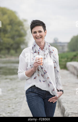 Reife Frau Kaffee trinken und lächelnd, Bayern, Deutschland Stockfoto