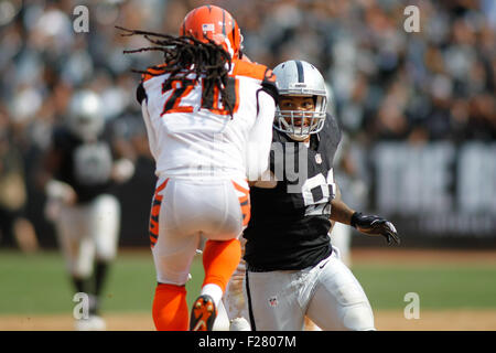 Oakland, Kalifornien, USA. 13. Sep, 2015. Oakland Raiders-Tight-End Mychal Rivera (81) befasst sich mit Cincinnati Bengals kostenlosen Sicherheits Reggie Nelson (20) während die NFL-Spiel im O.co Coliseum. Cincinnati Bengals besiegte die Oakland Raiders mit einer Punktzahl von 33-13.  Bildnachweis: Stan Szeto/Cal Sport Media/Alamy Live-Nachrichten Stockfoto