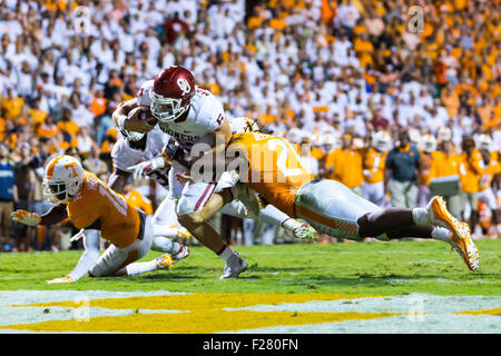 12. September 2015: Baker Mayfield #6 von der Oklahoma Sooners läuft für einen Touchdown trotz der Bemühungen der Jalen Reeves-Maybin #21 von Tennessee Volunteers während der NCAA Football-Spiel zwischen der Universität von Tennessee Volunteers und der Oklahoma Sooners Neyland Stadium in Knoxville, TN Tim Gangloff/CSM Stockfoto
