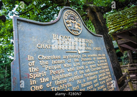 Historische Markierung des Blood Mountain entlang des Appalachian Trail im Walasi-yi Mountain Crossings Center in Neel Gap. (USA) Stockfoto