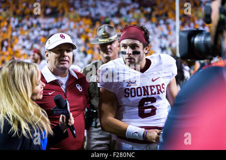 12. September 2015: Cheftrainer Bob Stoops und Baker Mayfield #6 von der Oklahoma Sooners ein Interview nach dem NCAA Football-Spiel zwischen der Universität von Tennessee Volunteers und der Oklahoma Sooners Neyland Stadium in Knoxville, TN Tim Gangloff geben/CSM Stockfoto