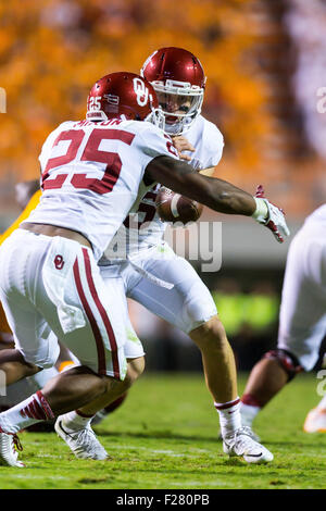 12. September 2015: Baker Mayfield #6 übergibt den Ball an Joe Mixon #25 der Oklahoma Soonersduring der NCAA Football-Spiel zwischen der Universität von Tennessee Volunteers und der Oklahoma Sooners Neyland Stadium in Knoxville, TN Tim Gangloff/CSM Stockfoto