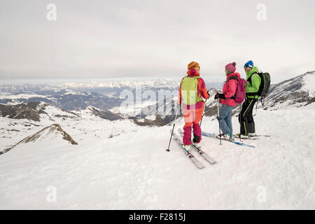 Skitourengeher Berge betrachten, am Zell See, Österreich Stockfoto