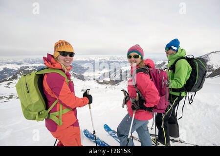 Skitourengeher auf verschneiten Berg stehend, am Zell See, Österreich Stockfoto