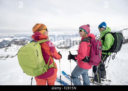 Skitourengeher auf verschneiten Berg stehend, am Zell See, Österreich Stockfoto