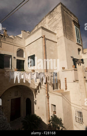 Wäsche trocknen in der Sonne mit Haus, Apulien, Italien Stockfoto
