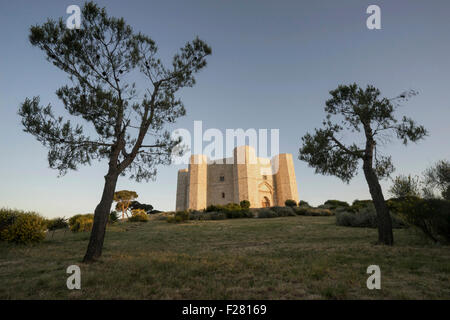 Niedrigen Winkel Blick auf Castel del Monte, Apulien, Italien Stockfoto