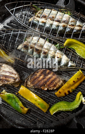 Nahaufnahme von Thunfisch mit Paprika und Makrele am Grill, Apulien, Italien Stockfoto