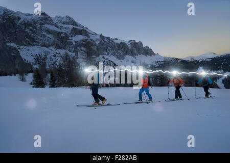 Skibergsteiger Klettern auf verschneiten Berg mit Stirnlampen, Val Gardena, Trentino-Alto Adige, Italien Stockfoto