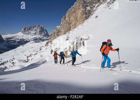 Skibergsteiger Klettern auf verschneiten Bergen, Val Gardena, Trentino-Alto Adige, Italien Stockfoto