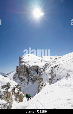 Skibergsteiger Klettern auf verschneiten Bergen, Val Gardena, Trentino-Alto Adige, Italien Stockfoto