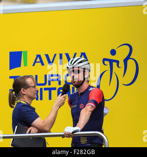 London, UK, 13. September 2015. Tour of Britain, Stufe 8. Sir Bradley Wiggins (Team Wiggins, rechts) wird vor dem Start der Bühne interviewt. Bildnachweis: Clive Jones/Alamy Live-Nachrichten Stockfoto