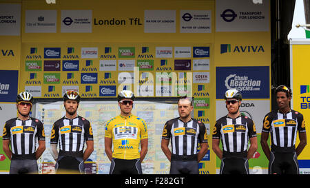 London, UK, 13. September 2015. Tour of Britain, Stufe 8. Das MTN Qhubeka Team wird die Menge vor der Bühne präsentiert. Edvald Boassen Hagan (3. von links) trug das gelbe Trikot des Gesamtführenden. Bildnachweis: Clive Jones/Alamy Live-Nachrichten Stockfoto