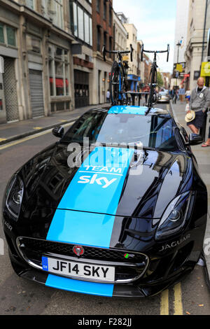 London, UK, 13. September 2015. Tour of Britain, Stufe 8. Team Sky F-Type Jaguar wird in London geparkt. Bildnachweis: Clive Jones/Alamy Live-Nachrichten Stockfoto