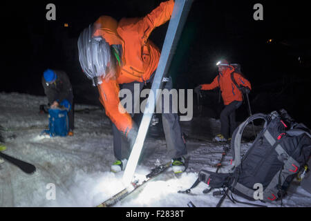 Skitourengeher vorbereiten CP auf verschneiten Bergen, Val Gardena, Trentino-Alto Adige, Italien Stockfoto