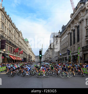 London, UK, 13. September 2015. Tour of Britain, Stufe 8. Das Hauptfeld verhandelt die Wende in der Regent Street, im Zentrum von London. Bildnachweis: Clive Jones/Alamy Live-Nachrichten Stockfoto