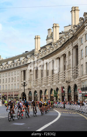 London, UK, 13. September 2015. Tour of Britain, Stufe 8. Das Hauptfeld in der Regent Street, im Zentrum von London. Bildnachweis: Clive Jones/Alamy Live-Nachrichten Stockfoto