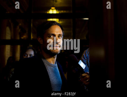 Toronto, Kanada. 13. Sep, 2015. Schauspieler Gael Garcia Bernal erhält Interviews vor der Weltpremiere des Films "Desierto" im Elgin Theater während des 40. Toronto International Film Festival in Toronto, Kanada, am 13. September 2015. Bildnachweis: Zou Zheng/Xinhua/Alamy Live-Nachrichten Stockfoto