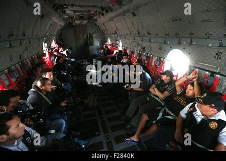 Tumbes, Peru. 13. Sep, 2015. Polizisten bewachen mutmaßlichen Drogenhändler Gerald Oropeza (2., R) in Tumbes, Peru, am 13. September 2015. Gerald Oropeza, einem mutmaßlichen Drogenhändler auf der Peru? s meistgesuchte Liste, wurde in einer Kooperation zwischen einer ecuadorianischen und peruanischen Anti-Drogen-Einheit im ecuadorianischen Bundesstaat Santa Elena verhaftet. Bildnachweis: Juan Carlos Guzman Negrini/ANDINA/Xinhua/Alamy Live-Nachrichten Stockfoto