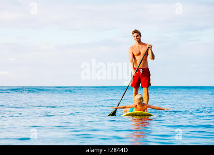 Vater und Sohn Stand Up Paddeln. Spaß im Freien. Sommer Lifestyle. Stockfoto