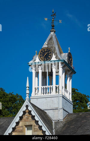 Der Hof Café Clock Tower bei Holker Hall Cumbria England UK Stockfoto