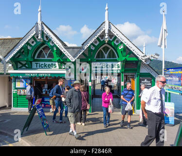 Eine geschäftige Szene an den Kassen für See Kreuzfahrten am Bo'ness Lake Windermere Cumbria Stockfoto