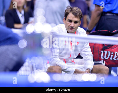 New York, USA. 13. Sep, 2015. Roger Federer der Schweiz gilt nach dem Wettkampf in der Herren Einzel Finale bei den 2015 US Open in New York, Vereinigte Staaten, am 13. September 2015.Federer das Endspiel 1-3 verloren. Bildnachweis: Yin Bogu/Xinhua/Alamy Live-Nachrichten Stockfoto