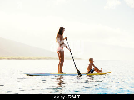 Mutter und Sohn Stand Up Paddeln zusammen Spaß im Ozean Stockfoto