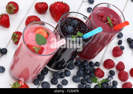 Smoothie Fruchtsaft Milchshake mit Früchten im Sommer Stockfoto