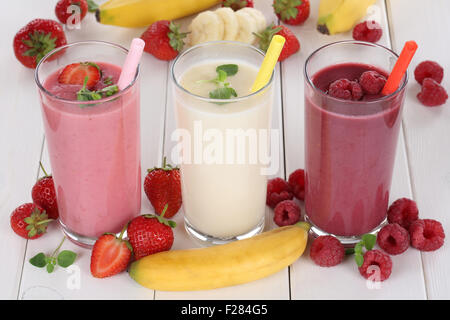 Smoothie-Fruchtsaft mit Früchten wie Erdbeeren, Himbeeren und Bananen in Glas Stockfoto