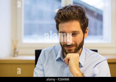 Porträt von nachdenklich zuversichtlich bärtigen Geschäftsmann Stockfoto